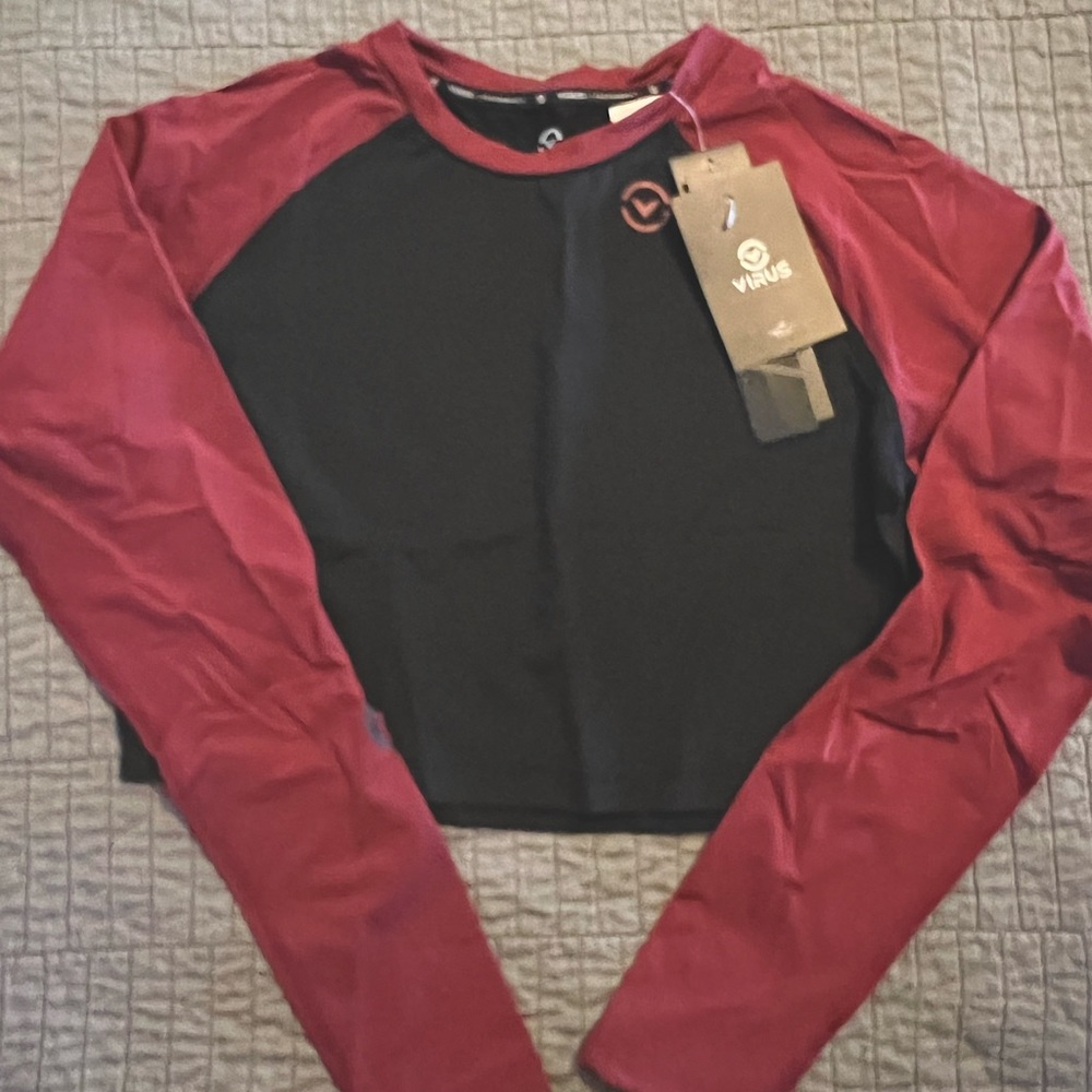 ECo45 | Widow Stay Cool Crop Rashguard. Dark berry and black.